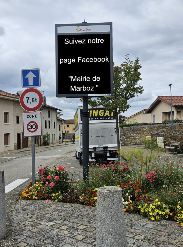 panneau lumineux LED monochrome installé dans une commune