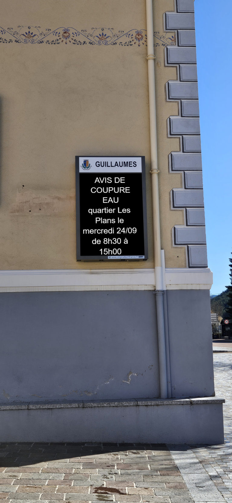 panneau lumineux LED monochrome installé dans une commune