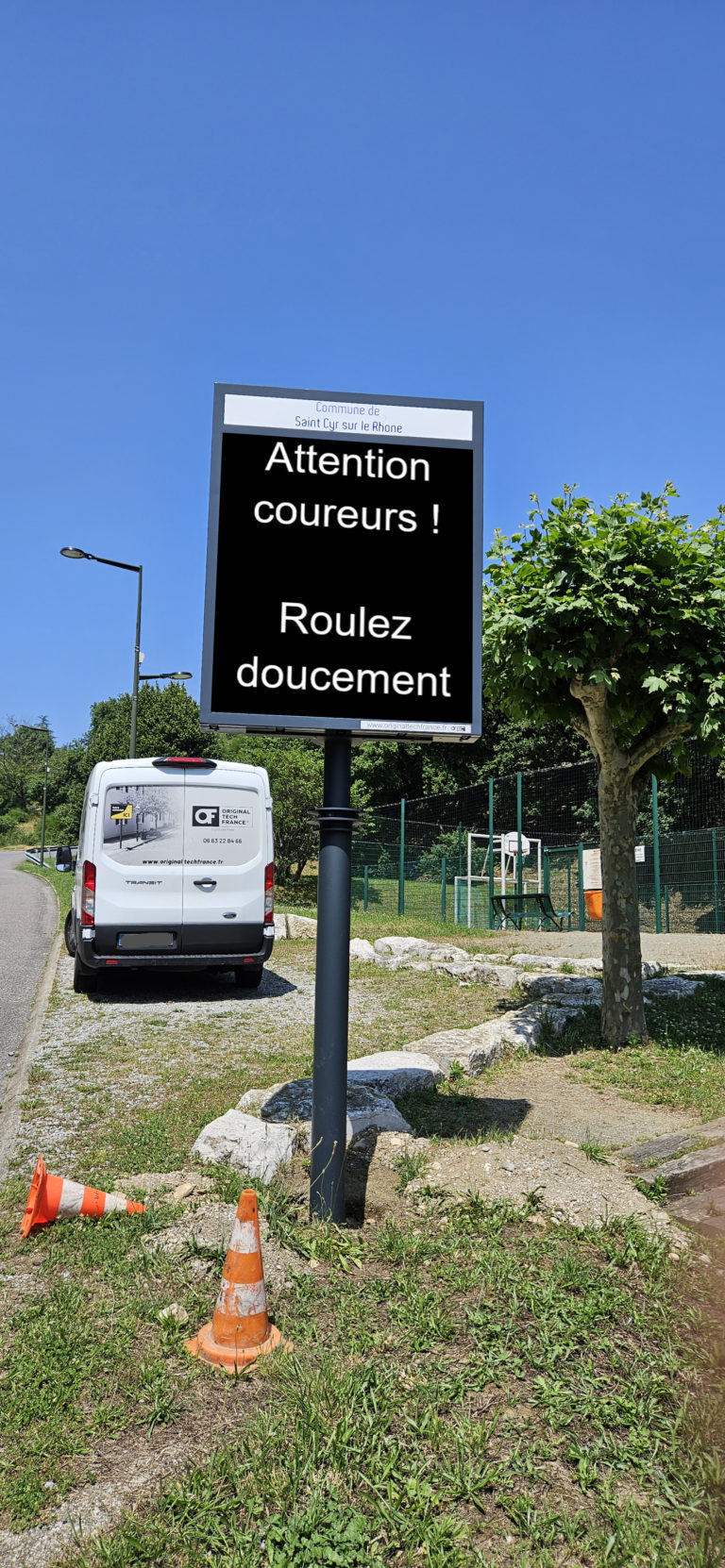 panneau lumineux LED monochrome installé dans une commune