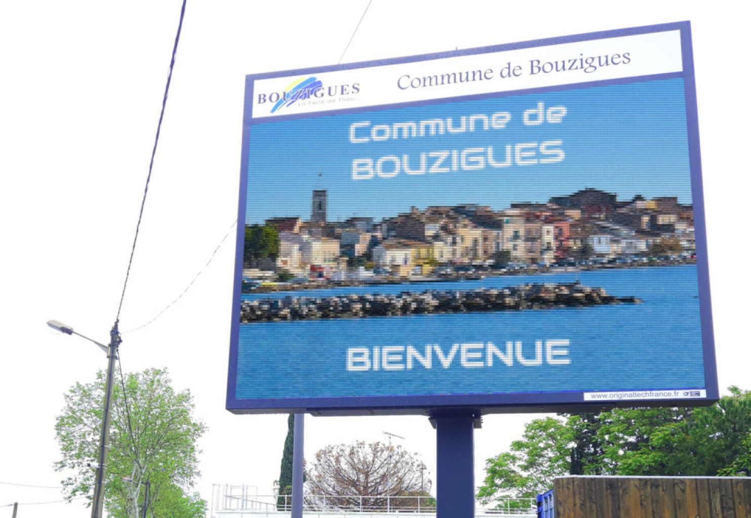 Commune de Bouzigues (34140-Hérault) Installation d'un panneau VIDEO LINE LED, P4.8 – Simple Face 3.89m² LEDS Couleurs – Panneau installé le 21 02 2024