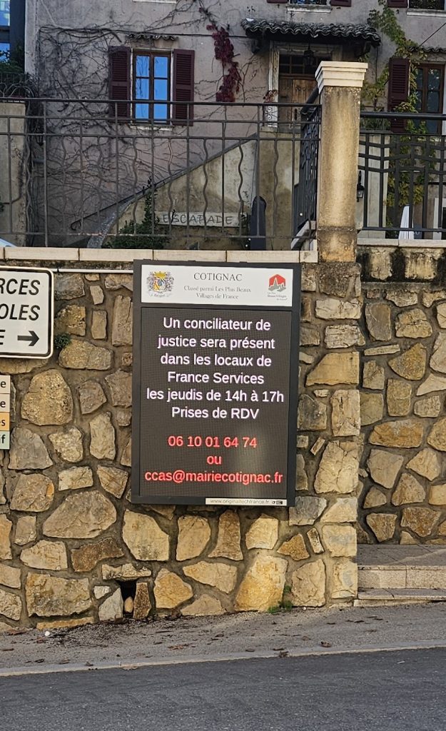 Commune de Cotignac (83570-Var) : Installation d'un panneau VIDEO LINE LED, P3.9 - Simple Face 1.40m² d’affichage LEDS Couleurs MURAL - Panneau installé le 13 11 2024