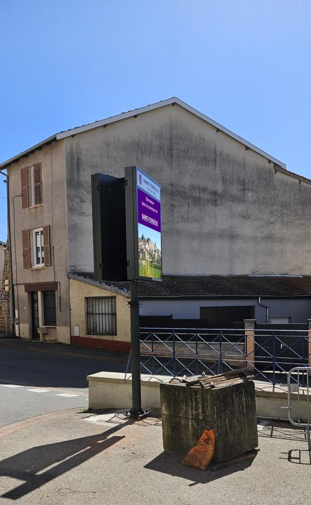 Commune de Saint Forgeux (69490-Rhône) Installation d'un panneau VIDEO LINE LED, P4.8 – Double Face 2.00m² LEDS Couleurs – Panneau installé le 12 04 2024