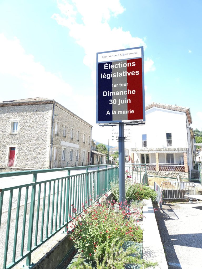 Commune de Saint Fortunat sur Eyrieux (07360-Ardèche) : Installation d'un panneau VIDEO LINE LED, P4.8 - Double Face 2.30m² d’affichage LEDS Couleurs - Panneau installé le 05 06 2024