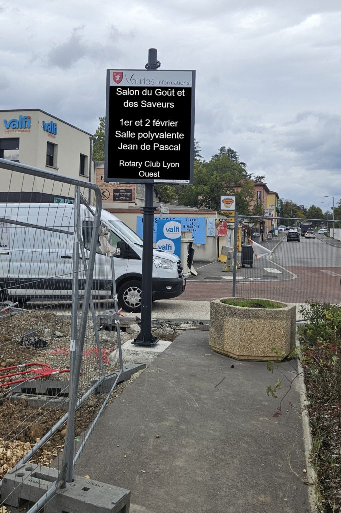 Commune de Vourles (69390-Rhône) : Installation d'un panneau VIDEO LINE LED, P10 - Simple Face 2.00m² d’affichage LEDS Blanches - Panneau installé le 07 10 2024